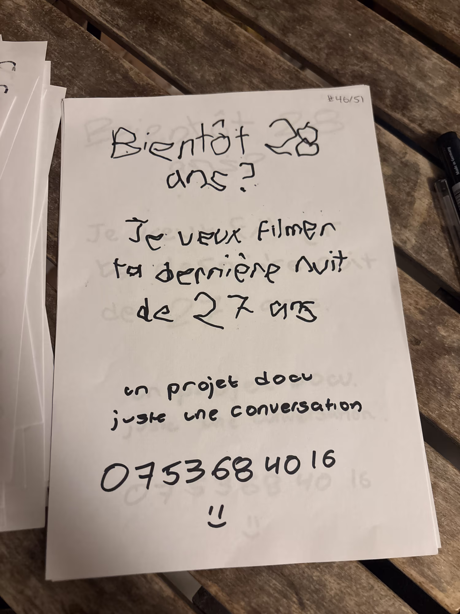 Affiche manuscrite : « Bientôt 28 ans ? Je veux filmer ta dernière nuit de 27 ans. Un projet docu, juste une conversation. »